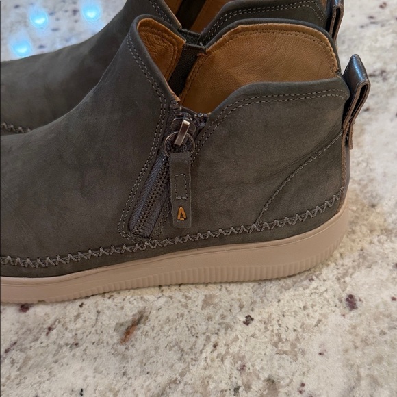 Samuel Hubbard
Featherlight Laguna Zip Bootie - Picture 4 of 7